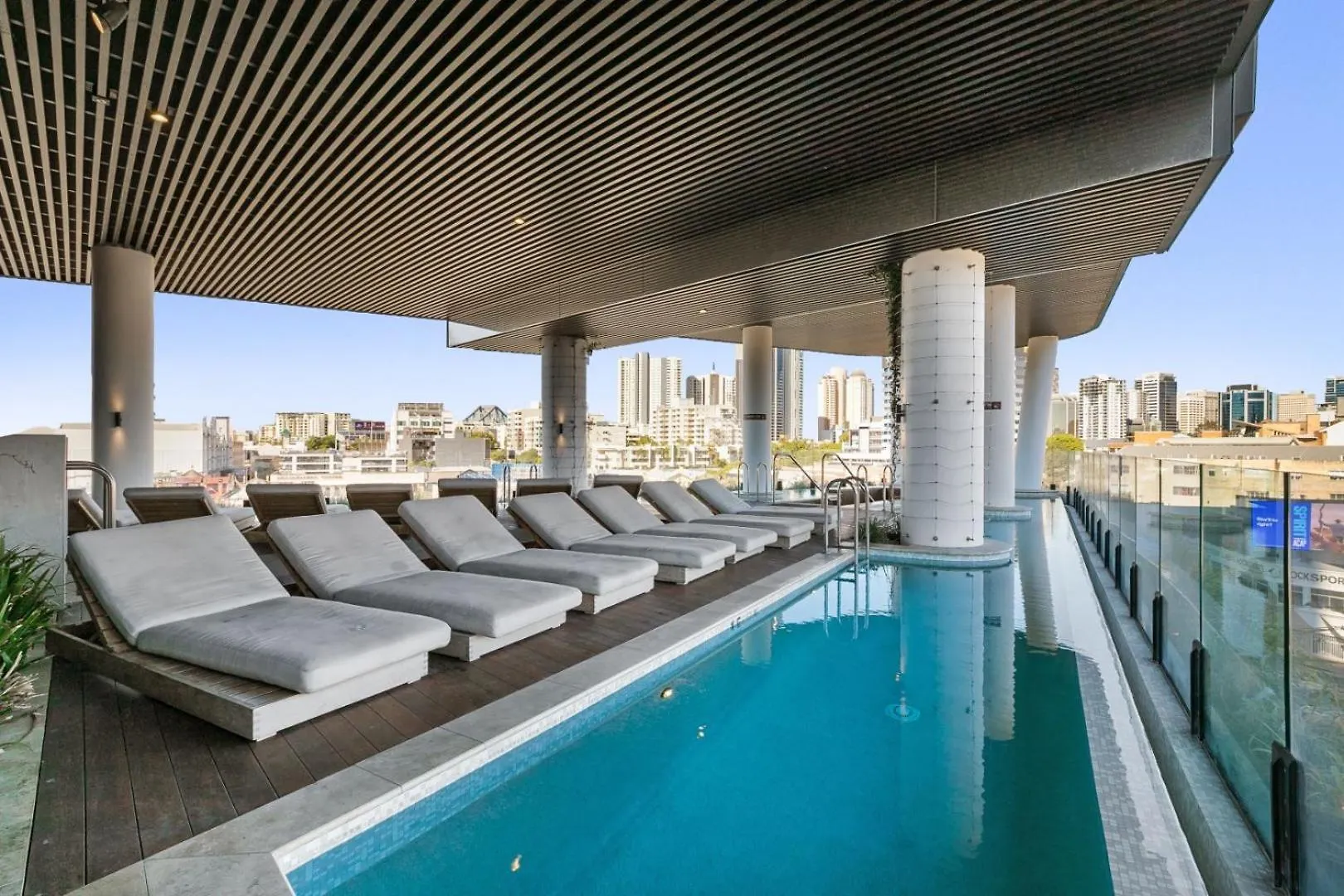 Mountain Views And Infinity Pool Overlooking City! Brisbane Apartment