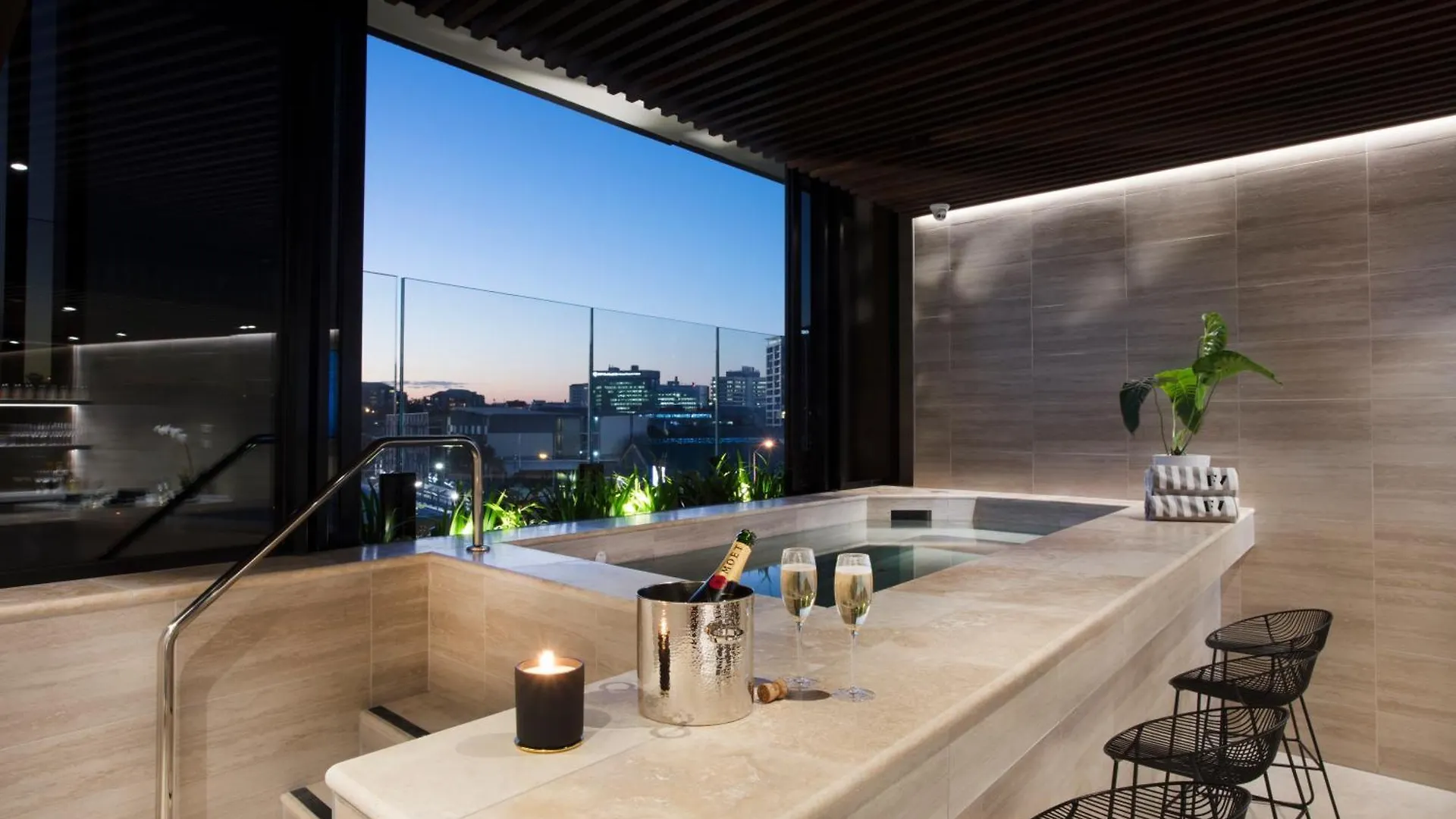 Apartment Mountain Views And Infinity Pool Overlooking City! Brisbane